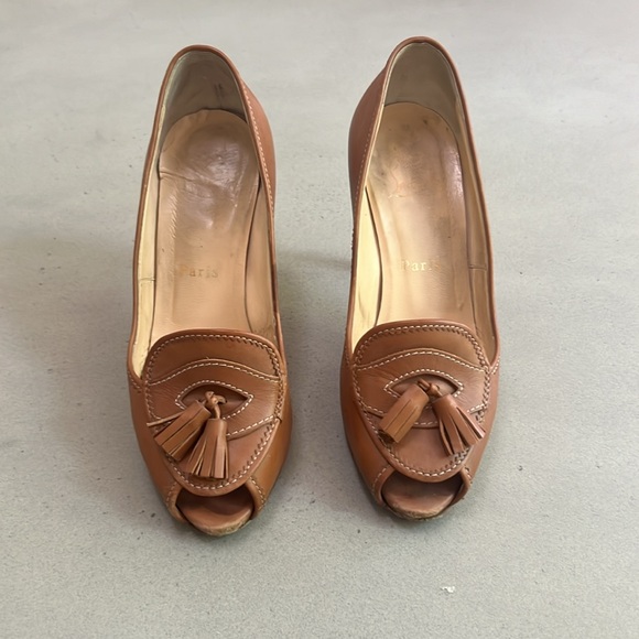 CHRISTIAN LOUBOUTIN CAMPUS Tasseled Platform Tan Leather Pump - Picture 2 of 7